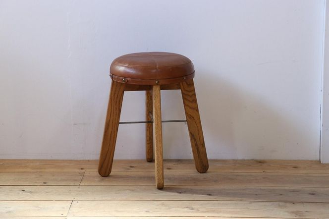 本革で仕立てたアンティークな風合いのスツール  Z117