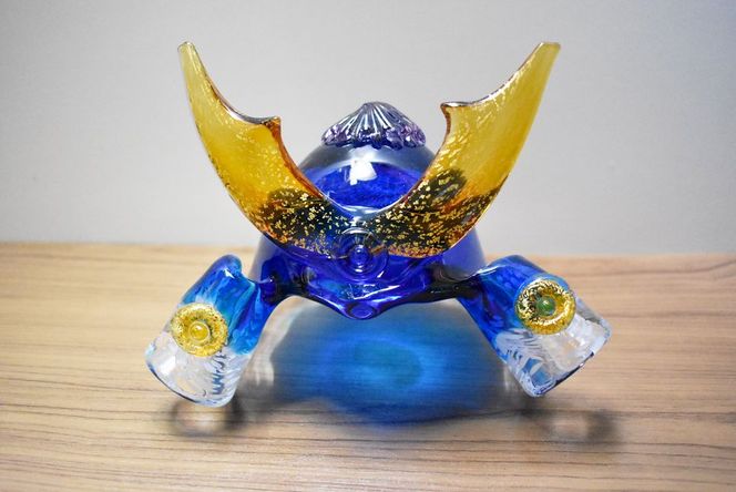 ガラスの武将兜 GK-11BL(青)【粋工房】_HA1987 兜飾り 端午の節句 飾り ガラス細工 インテリア 置物 ソーダガラス 工芸品 お祝い 贈り物 ギフト 福岡県宗像市 宗像市 福岡 宗像