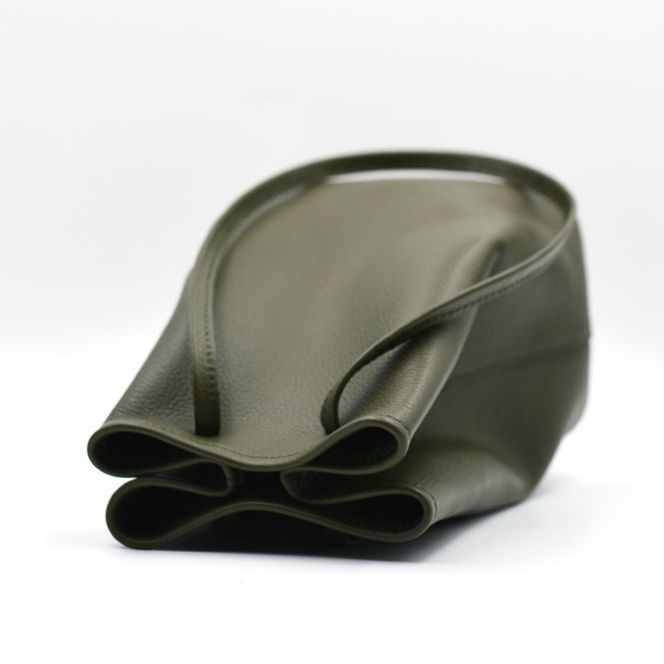 益子の革工房maharoの巾着バッグ（M）オリーブグリーン (AX140-1)