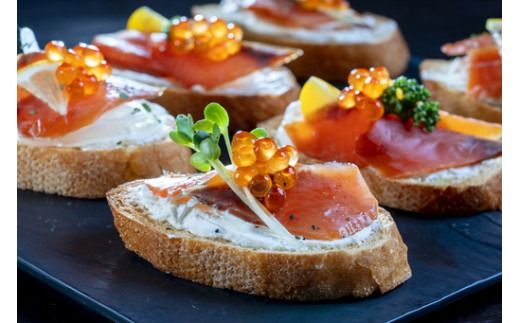 苫屋の燻製プレミアムセットⅤ（サケ・マス3種6個 ホタテか牡蛎燻製計2個 牡蛎オイル漬けS3種6個 アカザラオイル漬けS2個 アカザラかムール貝燻製S2個 アラカルト6個入り2セット）福袋【0tsuchi00178-202412】