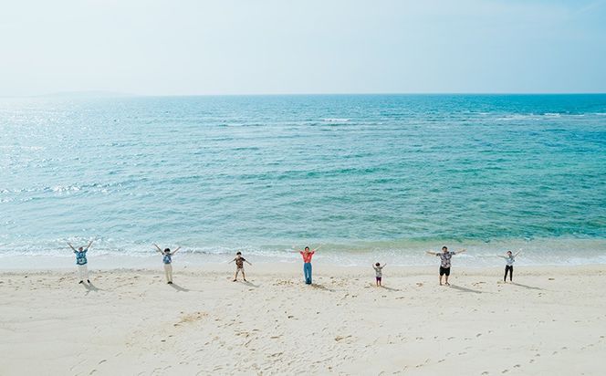 透明度抜群！エメラルドブルーの海でビーチフォト撮影チケット 沖縄 おきなわ フォト 家族写真 記念日 海 ビーチ 大宜味村 撮影 カメラマン インスタ お祝い インスタ映え 写真 記念 チケット プロカメラマン 券 国内