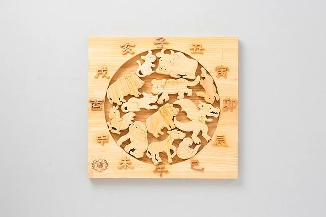 木のおもちゃ パズル 十二支パズル 動物 木製 知育玩具 男の子 女の子 ギフト プレゼント 贈り物 出産祝い 誕生日祝い 日本製 手作り のし 名入れ可能 山のくじら舎 セット内容：パズル12個 パズル台1個 サイズ：W340mm×H25mm×D320mm 材質：ヒノキ スギ 2歳 伝統文化 干支 アジア 好奇心 ラッピング 世界に一つ 受注生産 安芸市 高知県