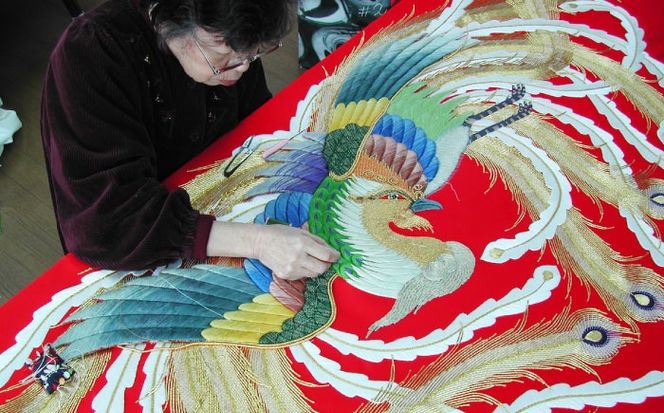 額装用 日本刺繍 「花かご」台生地「赤」×額装「シルバー」 刺繍 伝統工芸 愛西市 / 百武打敷店[AEBR009]