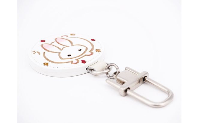 文庫屋大関 干支キーホルダー 卯 ドアに冷蔵庫にペタリ 干支 キーホルダー マグネット入り 磁石入り 革製品 革小物 革製 日用品 雑貨 小物雑貨 マグネット 磁石 工芸品 民芸品 伝統工芸品 東京 東京都 墨田区