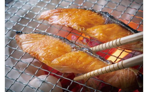 【ふるさと納税】甘塩 天然紅鮭切身 10切れ 自社で切身加工品（AI306）