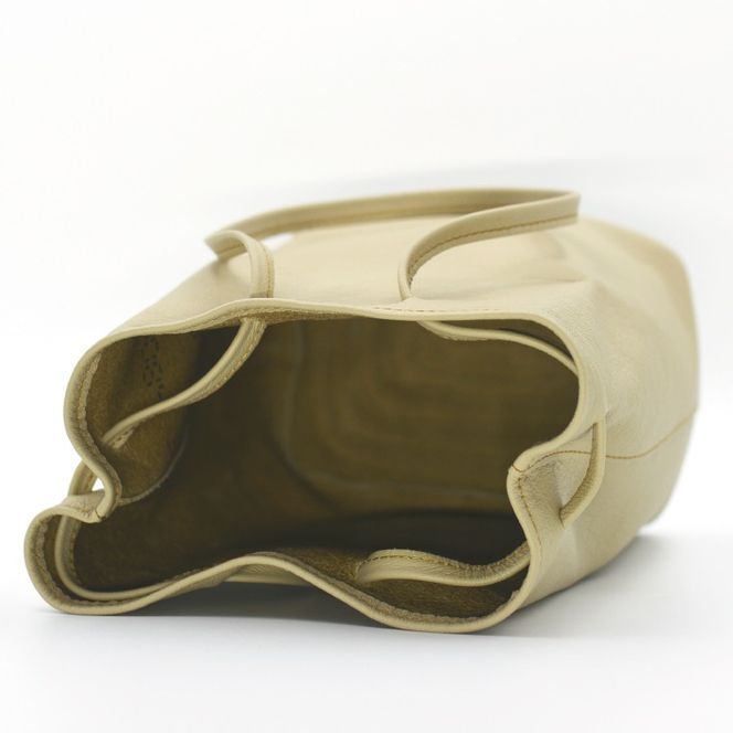 益子の革工房maharoの巾着バッグ（M）ベージュ (AX140-4)