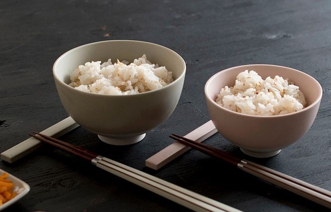 G2602 【スピード発送】お茶碗・箸置き ペアセット Sピンク／Mグリーン【食器 食洗器 食洗機 電子レンジ ギフト 贈り物 夫婦茶碗】