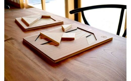木のおもちゃ パズル ヒノキのタングラム 山のくじら舎 木製 木 おもちゃ 知育玩具 男の子 女の子 ギフト プレゼント 贈り物 贈答 お祝い 出産祝い 誕生日祝い 手作り てづくり 高知県 国産 ヒノキ 図形 シルエット 頭の体操 指先トレーニング 五感 香り 手触り 家族 シニア おじいちゃん おばあちゃん 孫 W247mm×H20mm×D247mm 7個 土台 1個 ガイドブック 1冊 安芸市 高知県
