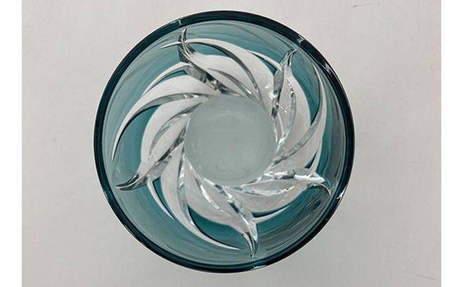 江戸切子 ぐいのみ 焔 エメラルドグリーン 玻璃匠山田硝子 高級 切子 おちょこ 焼酎 日本酒 グラス ガラス コップ ガラスコップ 食器 工芸品 伝統工芸 ギフト プレゼント 贈答 贈答品 贈り物 お祝い 退職祝い