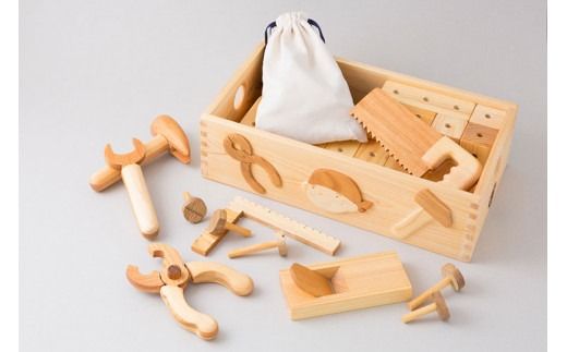 木のおもちゃ ちびっこ 大工道具 セット 箱入り 木製 知育玩具 男の子 女の子 ギフト プレゼント 贈り物 出産祝い 誕生日祝い 日本製 手作り 名入れ可能 山のくじら舎 2歳 3歳 4歳 5歳 6歳 7歳 8歳 トンカチ ノコギリ レンチ カンナ 穴あきブロック クギ 組み立て 工作 DIY 遊び 想像力 創造力 発想力 手先の器用さ 53個 巾着 ヒノキ 安芸市 高知県