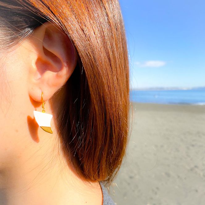 茅ヶ崎市 湘南 陶磁器 ピアス 上品 かわいい レディース ギフト プレゼント 誕生日 母の日 お祝い サマーギフト ゴールド 金 アート アクセサリー Artopus.SHONAN ピアス フィン ディープブルー