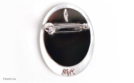 団栗とふくろう蒔絵 白蝶貝ブローチ 縦40mm×横30mm 蒔絵 漆 白蝶貝 フクロウ ふくろう うるしアート  ブローチ アクセサリー  伝統工芸 工芸品 国産 復興 震災 コロナ 能登半島地震復興支援 北陸新幹線 F6P-1159
