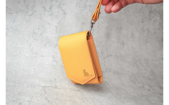 【イエロー】毎日の“ときめき”を仕込めるリップケース　リップクリームホルダー　キーホルダーストラップ　【ミラー付き・3本入る】 232238_CM032VC02