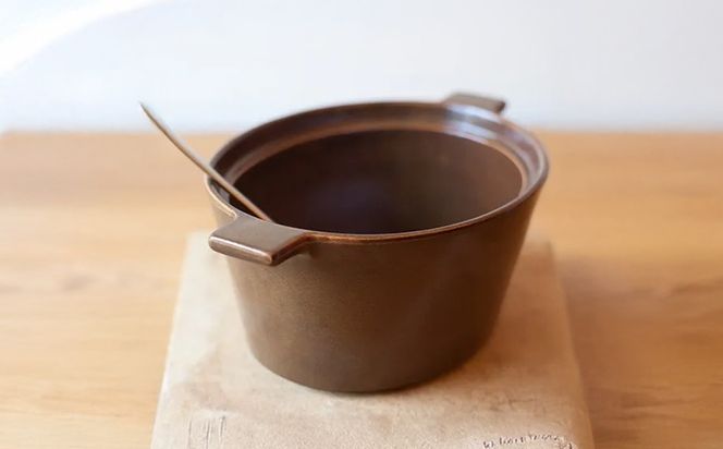 【萬古焼（ばんこやき）】楕円のデザインが斬新な西洋土鍋 4th-market コッタ オーバルキャセロール 白 1個【鍋、土鍋、煮物、スープ、万能、おしゃれ、かわいい、結婚祝、出産祝、セット、贈答、普段使い、手作り、冬、煮込み、一人用、家庭用、一人暮らし、家族、ファミリー、新生活、スープ、三重県 四日市市 ふるさと納税】