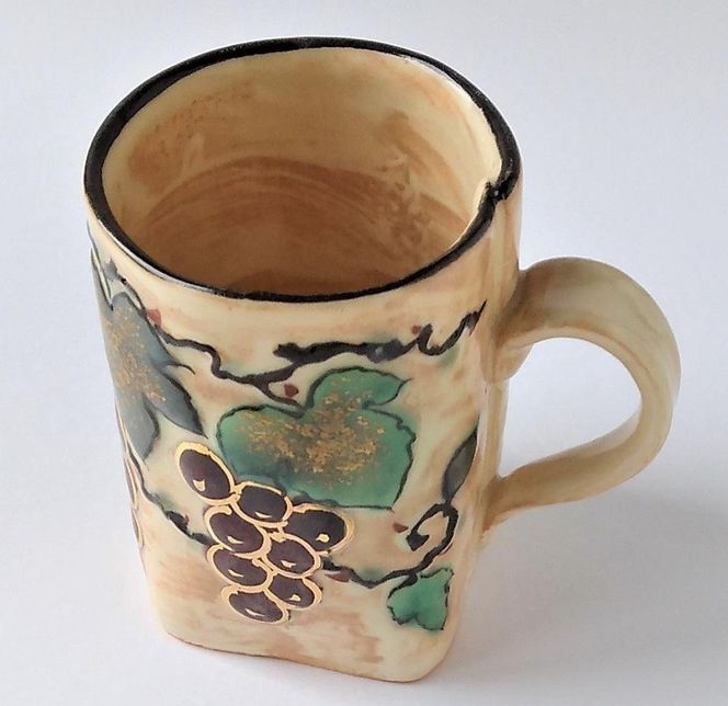 【ギャラリー洛中洛外】形が特徴的で実り多い葡萄が華やか 浮花葡萄マグカップ 261009_A-GM002