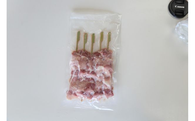 遠州地鶏一黒シャモ使用！こだわりの焼き鳥串10本×3袋セット総量　約900g　地鶏 軍鶏 しゃも 冷凍 送料無料 もも むね 生肉 美味しい ヘルシー お取り寄せ 贅沢 記念日 お中元 お歳暮 自宅用 家庭用 国産 222232_BB007