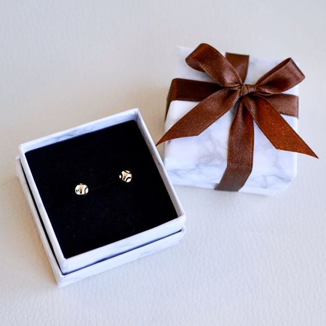 K18(18金) イエローゴールド 地金 サイコロ ピアス シンプル 縁起物 保証書付 KO-0065 242-022-a