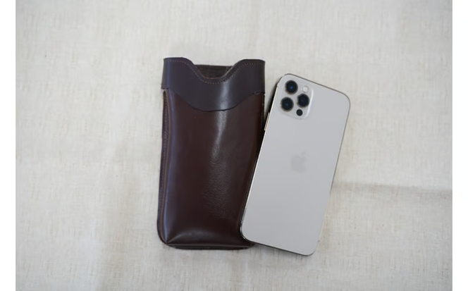 職人手作りの【本革】「スマホポーチ」ブラウン ケース 革 携帯ホルダー ポーチ ベルト 茶 コンパクト シンプル おしゃれ 人気 プレゼント H066-126