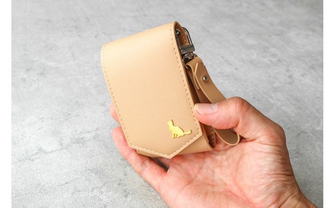 【ベージュ】毎日の“ときめき”を仕込めるリップケース　リップクリームホルダー　キーホルダーストラップ【ミラー付き・3本入る】 232238_CM032VC03