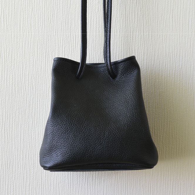 益子の革工房maharoの巾着バッグ（S）ブラック (AX141-3)