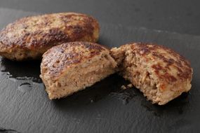 博多和牛たっぷりハンバーグ140g×8個入り ジャポネソース付き【伊豆丸商店】_HA0491