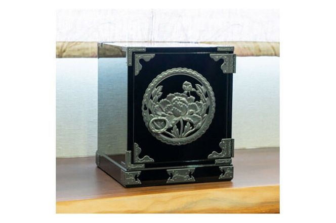 仙台箪笥 舟箪笥 黒呂漆塗り 欅産業 職人 おすすめ 船箪笥 [インテリア タンス 収納 家具 和 モダン 高級 和箪笥 小箪笥 伝統 工芸品 仏壇 仏具 神具 飾り棚 欅 漆塗 彫金 金具 装飾 仙台箪笥 船箪笥 舟箪笥 宮城 利府 欅産業]|06_kyk-240501