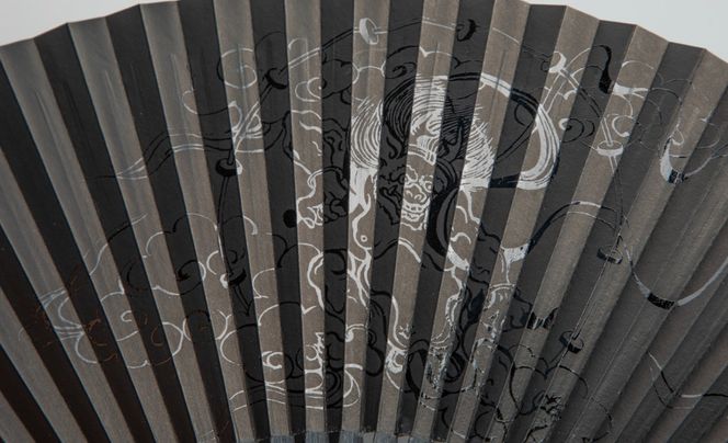 【L-531】鈴木扇子店 近江扇子 風神雷神（うるし画）　7.2寸(約21.6cm)［高島屋選定品］