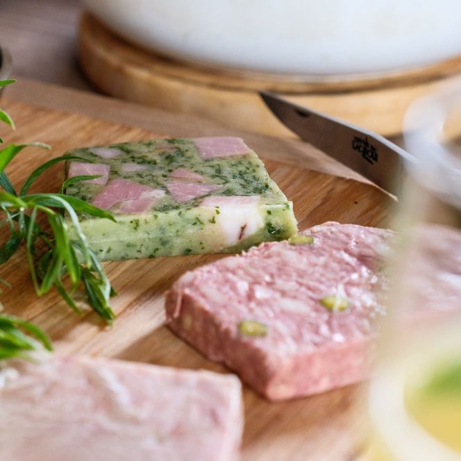 【レストランの味セット】シャルキュトリー (食肉加工品) 4品セット 豚肉 豚レバー ベーコン ハム ソーセージ 燻製 おつまみ 盛り合わせ お取り寄せ ギフト 北海道 せたな町 ふるさと納税