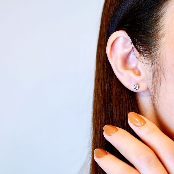 K18WG(18金) ホワイトゴールド 地金 クローバー ピアス シンプル 幸運 希望 幸福 愛情 健康 保証書付 KO-0063 242-021-b