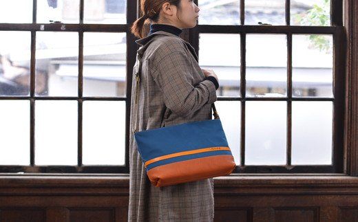 ハンドメイド　八幡帆布鞄　ショルダーバッグ　ヨコ型　琵琶湖ブルー　名入れ可　【CC10W】（滋賀県　近江八幡市）

