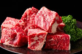 A5等級 未経産雌限定 特撰近江牛 角切り 500g 煮込み用【FO13W】（国産牛　和牛　ブランド牛　ブランド和牛　黒毛和牛　牛肉　肉　高級　人気　おすすめ　神戸牛　松阪牛 に並ぶ 日本三大和牛 近江牛）