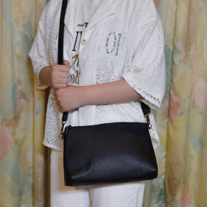 益子の革工房maharoのショルダーポーチ　ワイド（M）ブラック｜栃木県 益子町 ふるさと納税 ショルダーポーチ ワイド 牛革 手作り（AX136）