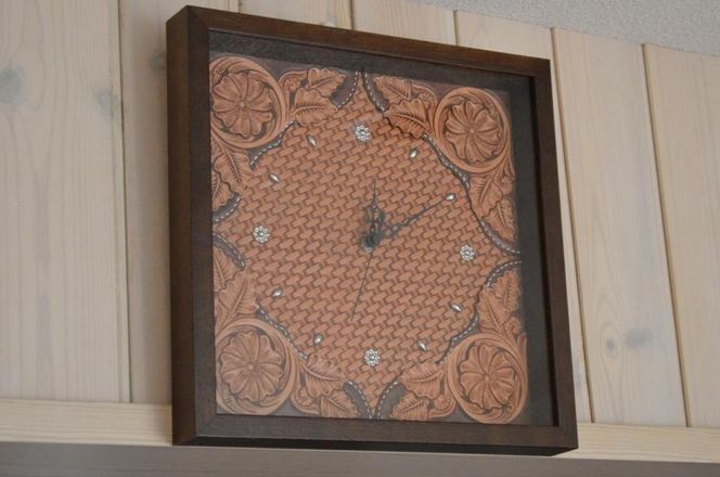 皮革工芸品 革の壁掛・置き時計 レザーカービング　【インテリア 雑貨 日用品 】 041009_BY003