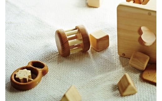 木のおもちゃ コロコロ 木製 知育玩具 赤ちゃん ベビー 男の子 女の子 ギフト プレゼント 贈り物 出産祝い 誕生日祝い 日本製 手作り のし 受注生産 山のくじら舎 0歳 1歳 2歳 転がす 音 鳴る 楽しい 持ち運び 便利 巾着袋 セット W70mm H75mm D70mm ケヤキ サクラ 安全 おでかけ 人気 おすすめ 高知県 安芸市