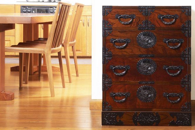 仙台箪笥 五ツ抽箪笥 拭き漆塗り (申込書返送後、1ヶ月～6ヶ月程度でお届け) 欅産業 職人 おすすめ 船箪笥 [インテリア タンス 収納 家具 和 モダン 高級 和箪笥 小箪笥 伝統 工芸品 仏壇 仏具 神具 飾り棚 欅 漆塗 彫金 金具 装飾 仙台箪笥 船箪笥 舟箪笥 宮城 利府 欅産業]|06_kyk-040301