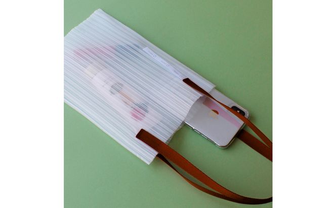 香川県産 プリーツバッグ・ストライプ・スモール［ ブロンズ １点］軽やかで上品な透け感のあるバッグ 372013_LJ012VC01