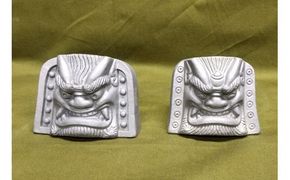 伝統工芸士の鬼師が作る【守護鬼瓦シリーズ】 見守り守護鬼面(自立型) 睨み・笑い 計２体セット 開運 魔除 三州鬼瓦 工芸品 H064-048
