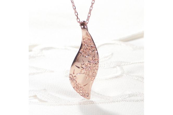 桜彫刻 ネックレス K18PG ピンクゴールド リーフモチーフ 手彫り 和柄 花模様【f118-k18pg】 [オーダーメイドジュエリーメイ 山梨県 韮崎市 20743782] アクセサリー アクセ ジュエリー レディース