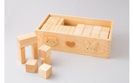 木のおもちゃ つみ木 積み木 基本つみ木 木製 木 おもちゃ 知育玩具 男の子 女の子 ギフト プレゼント 贈り物 贈答 お祝い 出産祝い 誕生日祝い 日本製 手作り てづくり のし 熨斗 受注生産品 名入れ可能 山のくじら舎 1歳 幼児 赤ちゃん 子供 キッズ 木箱 セット ヒノキ スギ 国産 積み木遊び 知育遊び 五感 創造力 想像力 立方体 直方体 形 基礎 安全 角丸 磨き 片付け 発想力 成長 安芸市 高知県