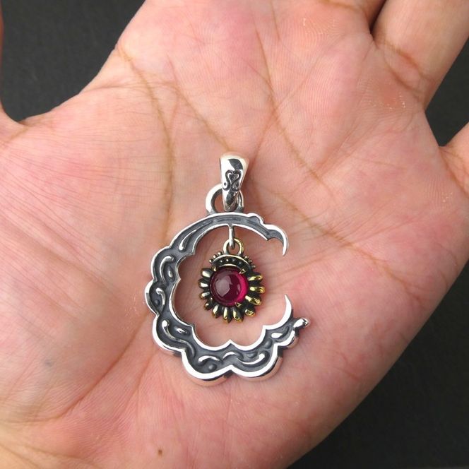 Moonlight pendant ムーンライト ペンダント ｜ シルバー アクセサリー 月 モチーフ 925 ペンダントトップ ネックレス チャーム ジュエリー アクセ ファッション ハンドメイド 人気 シンプル ギフト プレゼント 年末年始 お中元 お歳暮 内祝い 快気祝い