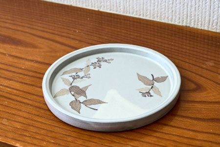 和紙染草花文丸皿 【日の隈窯 和紙染 神埼市 和紙 佐賀 陶器 粉引き 鉄絵 草花 窯元 陶芸作家】(H025125)