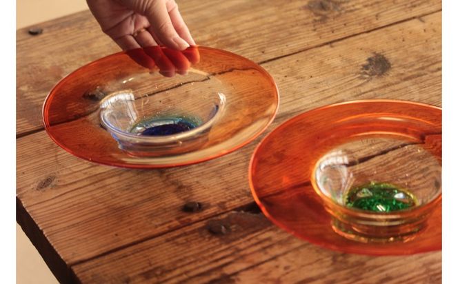 【RYUKYU GLASS WORKS 海風】残波の夕日ディーププレート青・緑（２枚セット） ☆ 読谷村 琉球ガラス 食器 セット商品 色違い有 ガラス工房 GALA青い海 沖縄 伝統工芸品 アップグレード プレゼントに 手作り 人気商品 キレイ 夕焼け ギフトに 2枚組 オススメ 涼し気