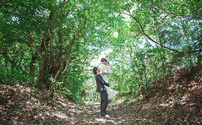 世界遺産を望む雄大な景色と、エメラルドブルーの海でフォトウェディングチケット 沖縄 おきなわ フォト 前撮り 花嫁 記念日 ウェディング ウエディング 結婚記念日 プロポーズ 恋人 妻 お祝い 告白 写真 記念 チケット 券 国内