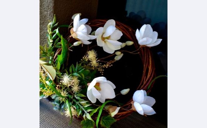 マグノリアリース 木蓮 お洒落 リース 玄関 春 ドアリース モクレン リース 壁飾り ナチュラル 造花 飾り インテリア プレゼント ギフト 和モダン 和風 ツル かっこいい 高級感