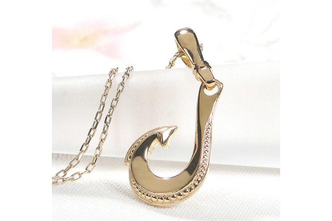 ハワイアン ネックレス K18YG イエローゴールド ダイヤモンド 0.06ct フィッシュフック ペンダント 釣り針 リバーシブル 【f067-k18yg】 [オーダーメイドジュエリーメイ 山梨県 韮崎市 20745086]