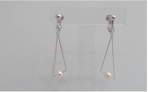 J-83伊勢志摩あこや本真珠イヤリング(トライアングル)