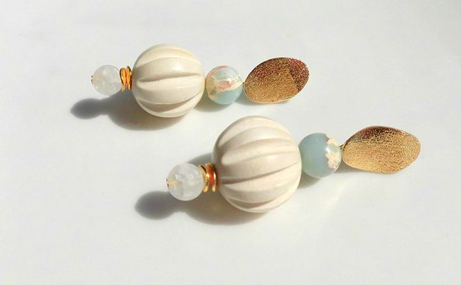 sea ripples ピアス アクセサリー 天然石 1個 [Q]handmadejewely【ブルー クリスタル ウッドボール 可愛い ハンドメイド ジュエリー 手作り  職人 上品 華やか ドレス 結婚式 大人の雰囲気 ギフト プレゼント 母の日 入学式 ラッピング シェル 】