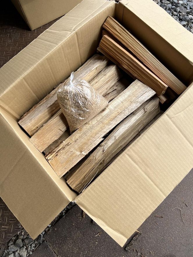 クヌギ薪 焚付けセット (クヌギ薪16kg・焚付け用小割り2kg・おがくず150g） 242161_ET003