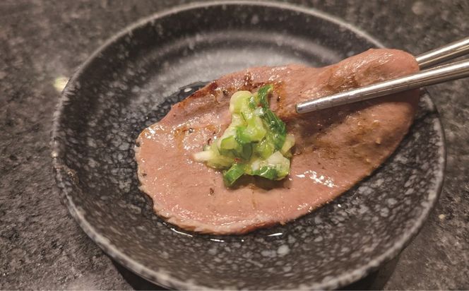 牛タンの美味しさの新境地。ごまの風味と香りの厚切り牛タン900g　試行錯誤でたどりついた、この味付け！牛タン タン肉 厚切り 胡麻油 ごま油 ゴマ油 焼肉 焼き肉 切り落とし カット済み お取り寄せ タン先 タン中 タン元 簡単料理 キャンプ 人気 厚切り牛タン 焼き肉牛タン 焼肉牛タン ごま風味 ゴマ風味 胡麻風味 BBQ-[G663] 