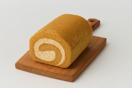 【プレミアム米粉ロールケーキ】自家製焦がしキャラメルロール【グルテンフリー 誕生日 ギフト 洋菓子 焼菓子 キャラメル】(H053289)